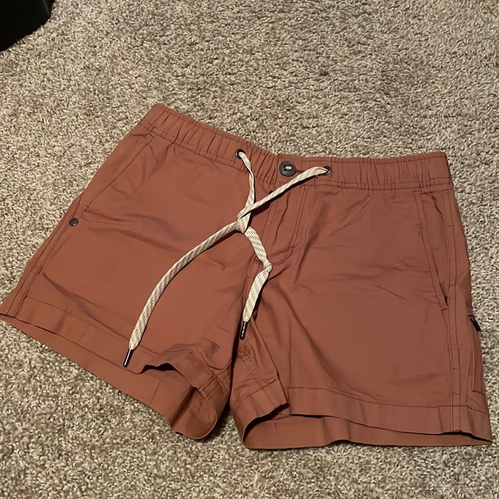 Vuori Shorts muted pink tone